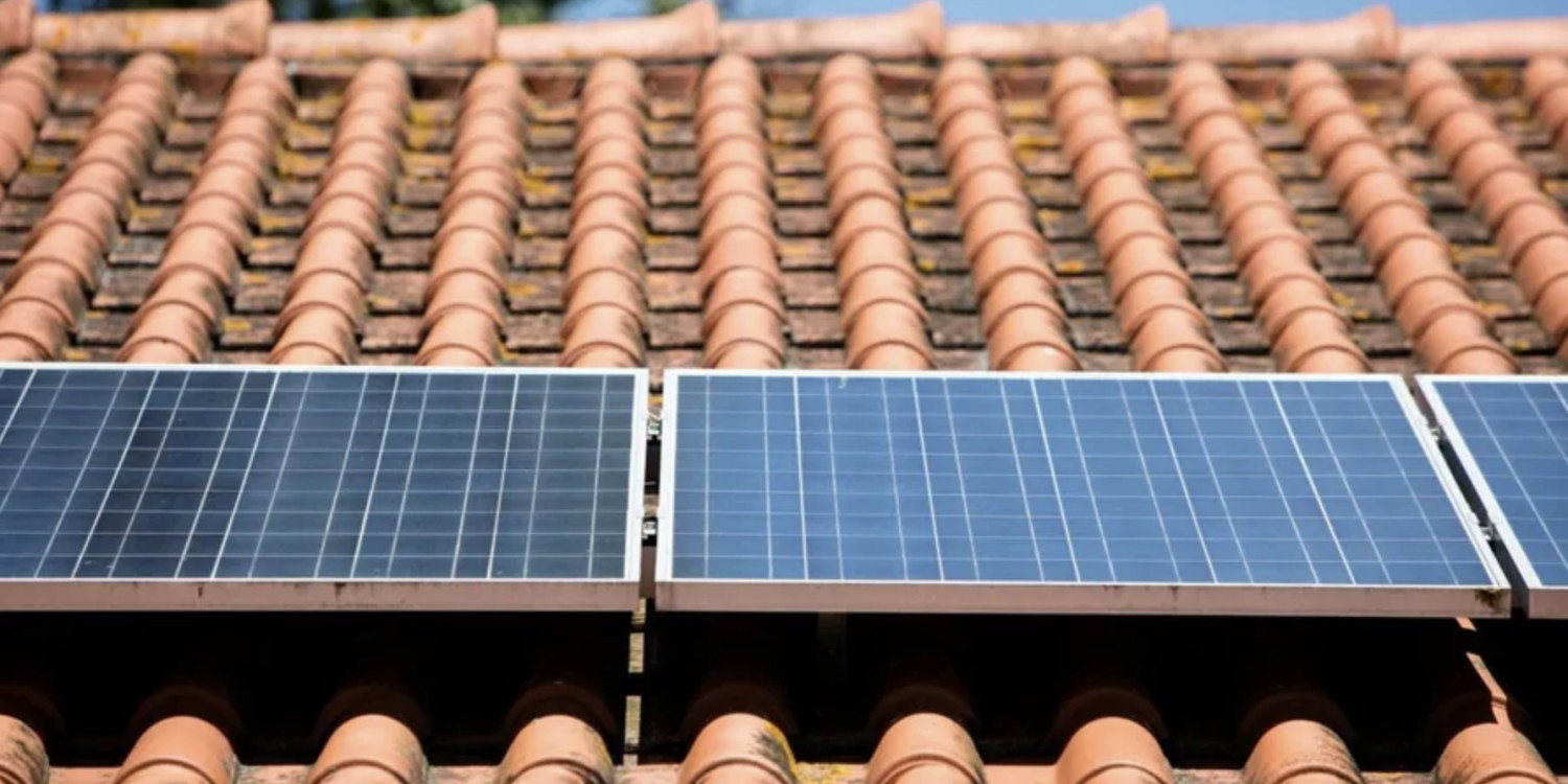 Governo diz que painéis solares apoiados por vouchers terão baterias